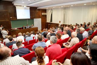 BRANISLAV NEDIMOVIĆ I VUK RADOJEVIĆ SA POLJOPRIVREDNICIMA