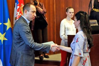 Uručeni ugovori vredni blizu 300.000.000 dinara