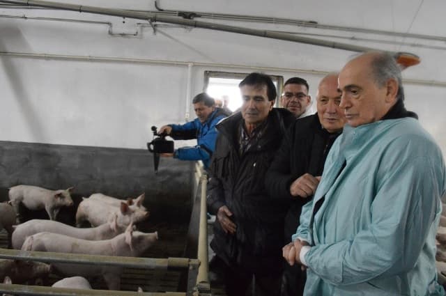 Ministar Krkobabić posetio  stočarsku farmu u Bogatiću