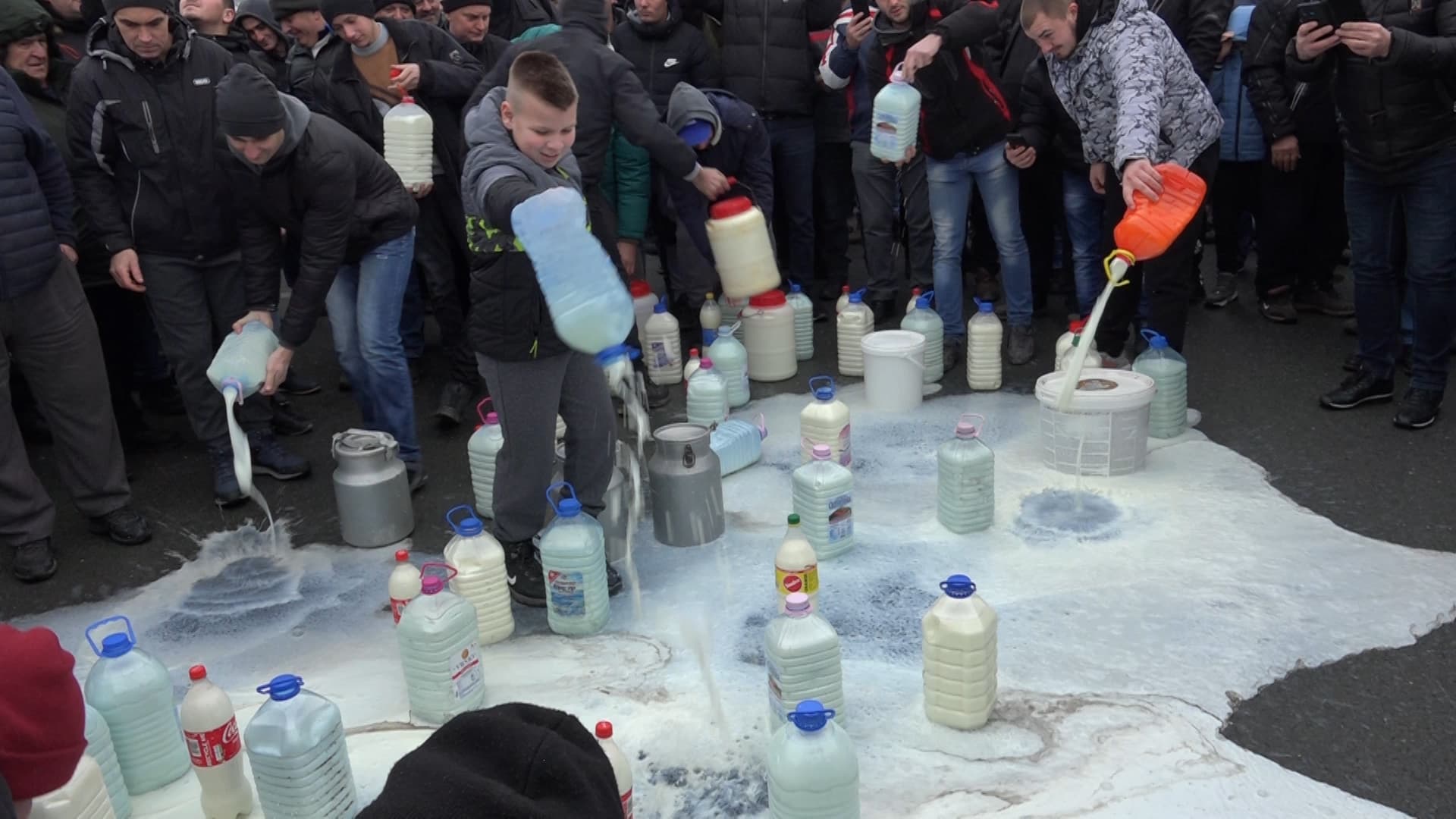 Nezadovoljni proizvođači prosipali mleko, najavili protest u Beogradu