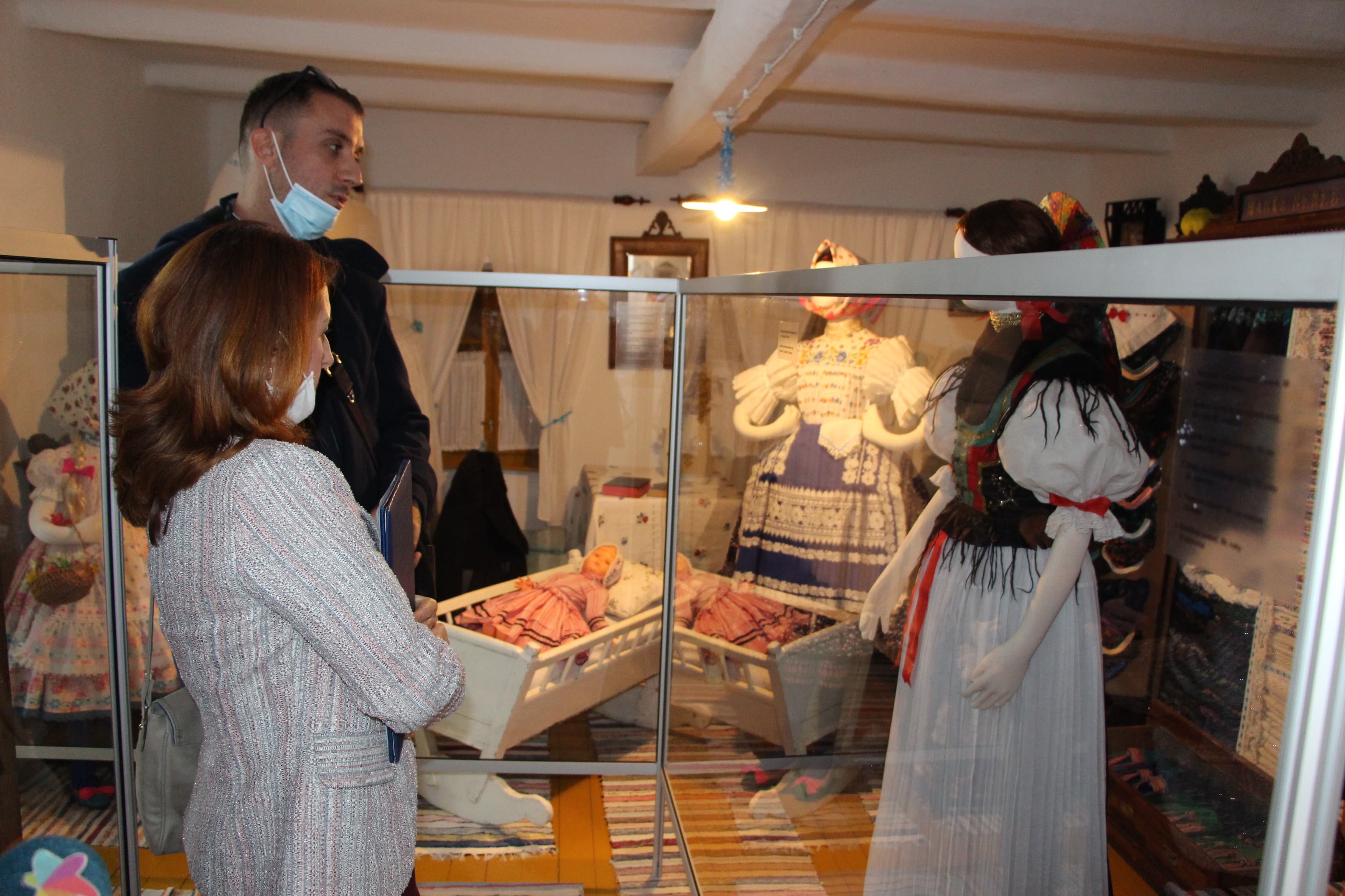 IZLOŽBA TRADICIONALNOG ODEVANJA SLOVAKA U  STAROJ PAZOVI