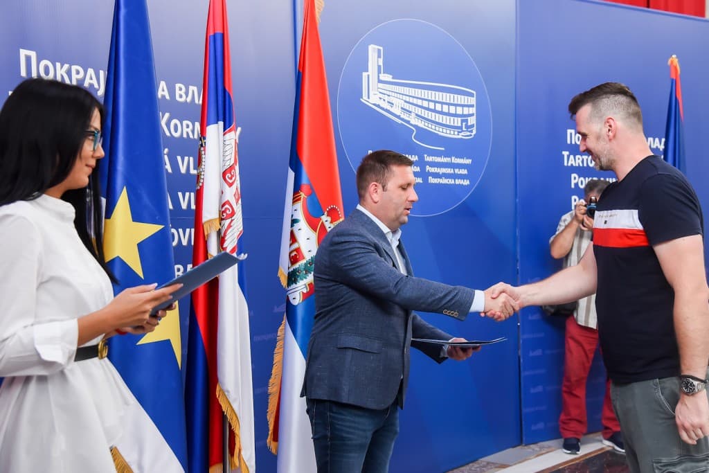 Vojvođanskim proizvođačima vina, piva i rakije bespovratno 60 miliona dinara