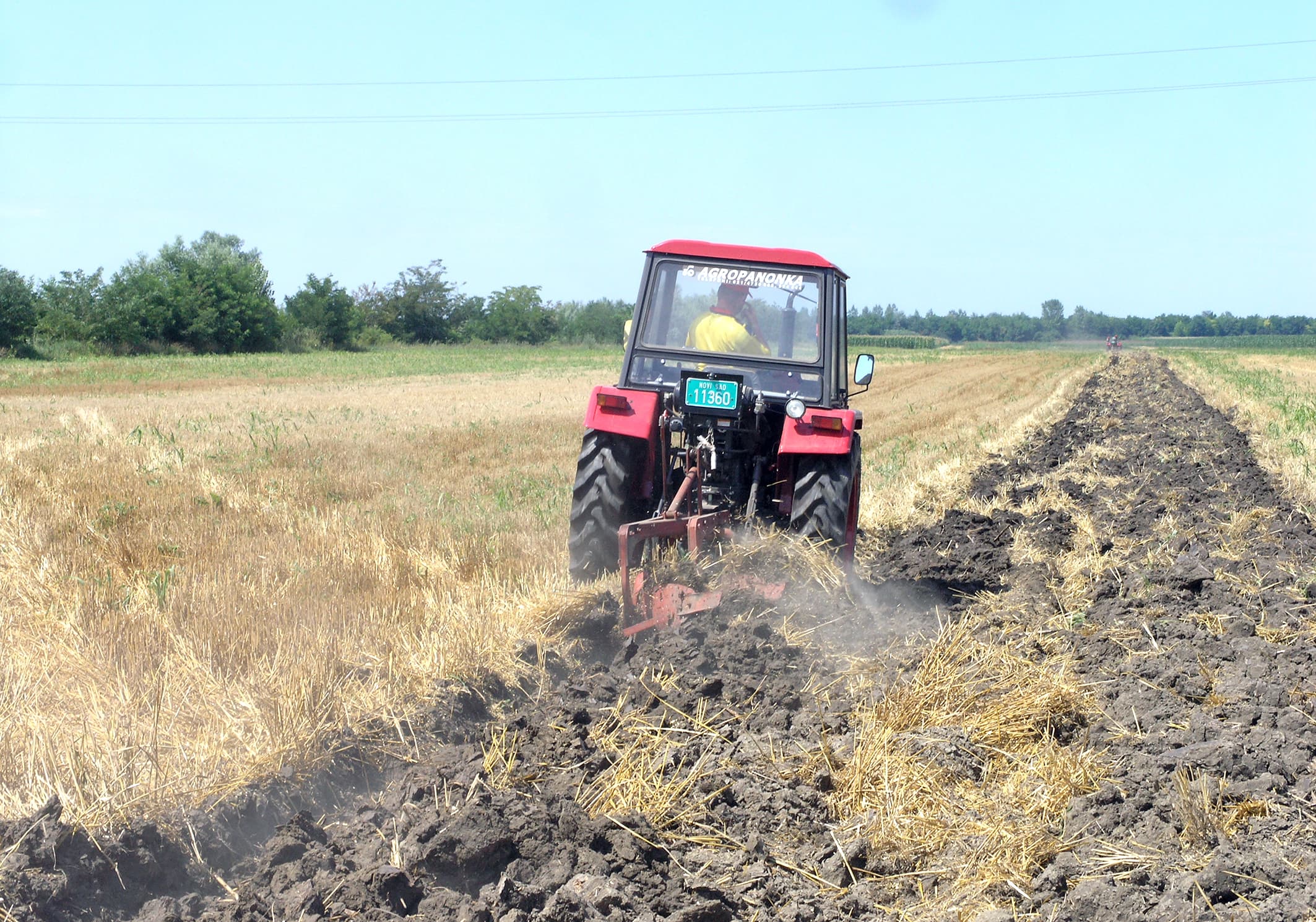 ŽETVENE OSTATKE ZAORATI , A NE PALITI