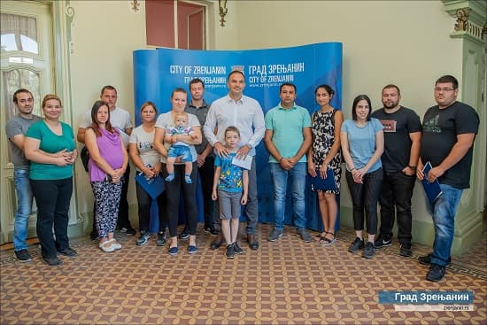 Gradonačelnik dodelio ugovore o dodeli seoskih kuća za sedam porodica na osnovu konkursa Ministarstva za brigu o selu, do sada kupljeno 27 kuća u 13 naseljenih mesta
