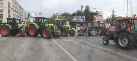 Poljoprivrednici jutros blokirali centar Novog Sada